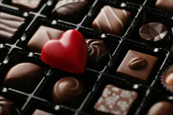 1【有名ブランドのチョコレート】を選んだあなたは、恋が始まりそうなタイミングで、計算高さや押し付けがましさが前に出てしまい、「本音はいかに⁉」と、警戒心を持たれることがあるかもしれません。　最初にがんばりすぎたり、ネコをかぶってしまったばかりに、後からがっかりされるようなこともありそうなので、できる限り“等身大を見せること”を心がけておくといいでしょう。