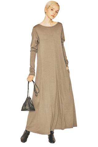 ワンピース 46,200円／knit bar（アイネックス）　スエット 20,900円／RHC（RHC ロンハーマン）　バッグ 38,500円／MODERN WEAVING（ショールームセッション）　ブーツ 9,790円／RANDA　●スカートとしても存在感を発揮する足首にかけての自然なドレープ。ノンストレスでありながら、リュクスに見せる微光沢を含んだカットソー。