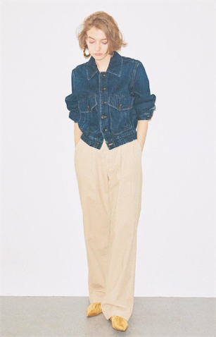 ブルーギャザーデニムジャケット 42,900円／DIESEL（DIESEL JAPAN）　デニムジャケットはP92・01を着用。アイボリーコーデュロイパンツ 24,200円／THE SHINZONE（Shinzone ルミネ新宿店）　パンプス 35,200円／PIPPICHIC（ベイジュ）　●ワイドパンツに自信が持てる丸みのあるショート丈。Gジャンをもっと気軽に、コーディネートに幅をもたらすアイテムとして注目したいのがトップスとして着られるデザイン。