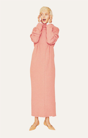 【今から着たい先の色】●ピンクニットワンピース 31,900円／WRAPINKNOT（UTS PR）　中に着た白シャツ 28,600円／TICCA　ベージュパンプス 33,000円／PIPPICHIC（ベイジュ）　ベーシックな服を色から更新。春からのトレンド「あせたようなキレイ色」を、今から長く活躍してくれる新しいワンピースで投入。