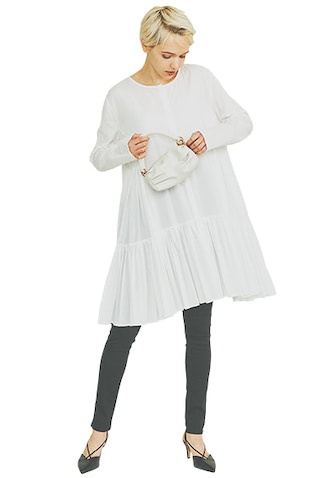 【トップスとワンピースの間】　●スキニーパンツ 3,990円／UNIQLO　ティアードチュニック 50,600円／マーレット（サザビーリーグ）　ショルダーストラップつきバッグ 9,500円／CHARLES & KEITH（CHARLES & KEITH JAPAN）　ストラップパンプス 8,690円／マミアン（マミアン カスタマーサポート）ひざ上のハンパな丈にはレギンス感覚でスキニーをIN。