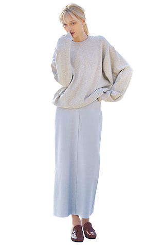 サックスブルーニットスカート 27,500円／WRAPINKNOT（UTS PR）　グレーニット 18,700円／CREDONA　ブラウンローファー 16,390円／A de Vivre　●ハイゲージ＆厚地の、スエットライクなニットどうしでもたつく心配も無用。縦長なスカートだから、ルーズなグレーニットのボリュームも引き算できる。引き締め役は黒ではなく、ブラウンの小物でやわらかさを維持。