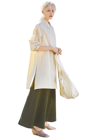 グリーンニットスカート 37,400円／スタンブリー　ナイロンコート 5,990円／UNIQLO　白ショルダーバッグ 7,700円／TODAYFUL（Life’s 代官山店）　ベージュパンプス 36,300円／PIPPICHIC（ベイジュ）　●ダークグリーンに近いカーキだから、クラシックな品格もかもし出せる。下に向けて広がるシルエットは、ミドル丈のアウターともバランスがとりやすい。