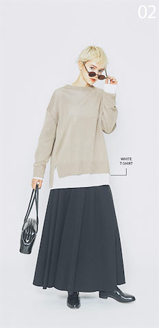 「白Tをのぞかせてゆるみを止める」 ゆったりしたニットとフレアスカート。ルーズなシルエットにメリハリをつけるため、インナーの白Tを「すそ」からちら見せ。　●中に着た白ロングスリーブTシャツ 19,800円、黒スカート 36,300円／ともにATON（ATON AOYAMA）　ベージュトップス 27,500円／ADAWAS（ショールーム セッション）　バッグ 44,000円／OSOI（UTS PR）　黒ローファー 16,390円／A de Vivre