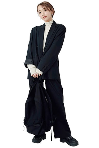 【かんだまさん：MARW ディレクター・youtuber】SETUP:MARW UNITED ARROWS INNER:STYLEMIXER SHOES:THE ROW　 職業柄出張が多いので、移動中も作業ができるようにPCとiPadが入る大きめサイズのバッグが必須。ナイロン素材のバックパックですが、ムダな装飾のないシンプルな黒なのでどんな服装にもなじみます。軽量さも魅力。