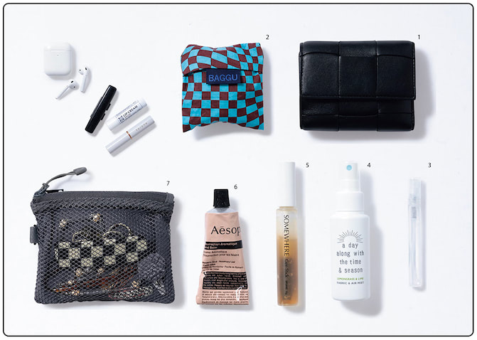 5.ヘアマスカラ、SOMEWHEREのGee Stick。産毛やおくれ毛を整えたり、眉毛に質感を出したりマルチに使えます。6.保湿力抜群なイソップのハンドクリームは2本目。お祝いでいただいて気に入り、香りも同じものをリピート。　7.無印良品のメッシュポーチを5年ほど愛用。メッシュ部分にヘアアクセなどの小物類、中が見えない部分にはコスメや薬と分けて収納しています。