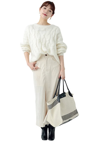 NAME:前坂 美結さん JOB:会社員・インフルエンサー TOP:1er Arrondissement BOTTOM:MACPHEE SHOES:PELLICO 　会社員ではなくインフルエンサーとしての仕事など、PCやiPadを持ち歩く日には大きめのバッグがマスト。軽さも魅力的なキャンバス素材ですが、持ち手はレザーなのでラフになりすぎず、きちんと感も確保できます。