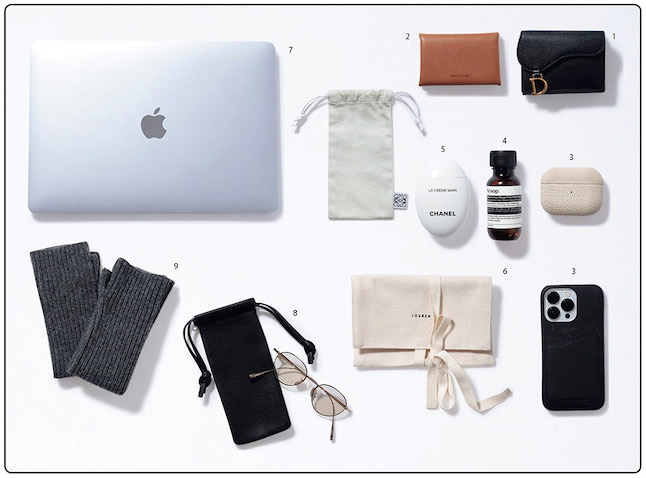 5.CHANELのハンドクリームは友人からのプレゼント。保湿力の高さところんとしたフォルムが気に入り、なくなってもリピートしたいほど愛用中。 6.lourenのアクセサリー購入者へのノベルティをコスメポーチとして使用。 7.仕事でアドビのデザインソフトを使用に欠かせないMacBook Pro。 8.BJ CLASSIC COLLECTIONの眼鏡をベージュのカラーレンズにカスタム。マスクをしていても重たくならない絶妙な色みがポイント。 9.寒い時期は常に持ち歩くアームウォーマーもlourenのもの。