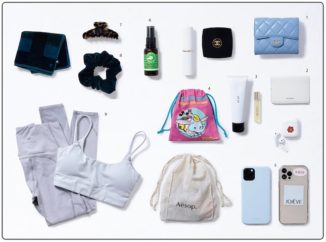 1.パステル調のブルーにひとめボレしたCHANELのお財布。ネットで見てどうしても手に入れたく、関西と関東のお店をいくつも回った末にやっと出会えて即決しました。 2.JIL SANDERのパスケース。コンパクトながらポケットの数が多く収納力抜群。 3.ukaのハンドクリームとネイルオイル。コロナ禍でセルフネイルに目覚めてネイルオイルの大切さを実感。手を洗ったあと、ハンドクリームとオイルをセットで塗るようにルーティン化しています。 4.久しぶりに訪れたディズニーシーで購入。レトロなデザインがかわいい！