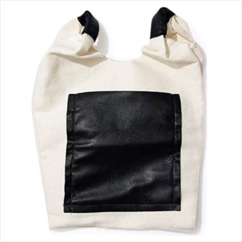 トートバッグ 16,500円／メヤメ（ソークロニクル）SIZE:36×44cm　切りっぱなしのキャンバス地とレザーのアンバランスさがモダンな趣を演出。