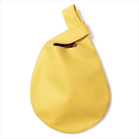 イエローレザーバッグ 20,900円／フォート（ハルミ ショールーム）SIZE:36×33.5cm　味わい深いシボ感のあるマットな風合いで色の強さをマイルド化。