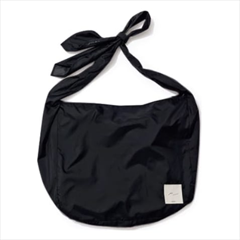 BRAND:M_/MOUSSY　SIZE:39×44.5×16.5cm　●黒マルシェバッグ 3,850円／M_/MOUSSY（バロックジャパンリミテッド）SIZE:39×44.5×16.5cm　ショルダー部分の結び方次第で、長さや雰囲気を変えられる。
