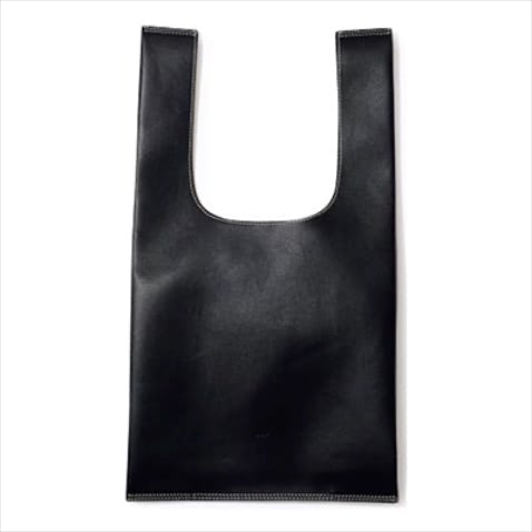 「素材と色で差がつく」ショッパーバッグ：黒レザーバッグ 33,000円／VASIC（ヴァジックジャパン）SIZE:29×28×12cm　サイドに折りたたまれたマチのおかげで見た目以上の収納力。