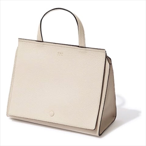 COLOR:CREME SIZE:22×28.5×12.5cm　 ハンドバッグ 60,500円／OAD（ショールーム セッション）　かっちり感が中和されるまろやかな白。ショルダーストラップつき。