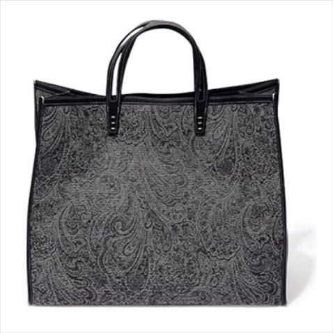 COLOR:PAISLEY GRAY SIZE:39×46×19cm　 トートバッグ 68,200円／A VACATION（アマン）　色数をしぼったグレーベースのペイズリーならオフィスでも浮かず、シックに持てる。