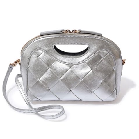 COLOR:SILVER SIZE:16×21×6cm　 バッグ 53,900円／ペリーコ（アマン）　アクセのようなきらめきを足せるシルバーは、主張をおさえた光沢感とサイズなら試しやすい。