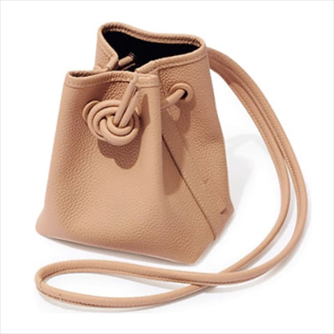 COLOR:NUDE SIZE:18×17×10cm　 ショルダーバッグ 36,300円／VASIC（ヴァジックジャパン）　ピンクがかったヌーディなベージュ。女性らしくエレガントなムードに。