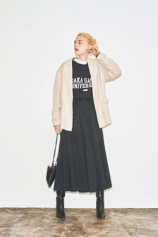 【FEBRUARY】 黒でまとめた装いにドライなベージュを重ねてトーンダウン：ジャケット 63,800円／CURRENTAGE（メルローズ）　ほのかにつやめくレーヨン混のリネン素材。ドロップショルダーと凹凸のある織りがリラックス感を助長。ロゴスエット 4,950円／STANDSEVEN（ブライベルガー エンタープライズ）　スカート 69,300円／サヤカ デイヴィス（ユナイテッドアローズ 六本木ヒルズ店）　バッグ 22,000円／MARROW（４K）　ブーツ 64,900円／PIPPICHIC（ベイジュ）