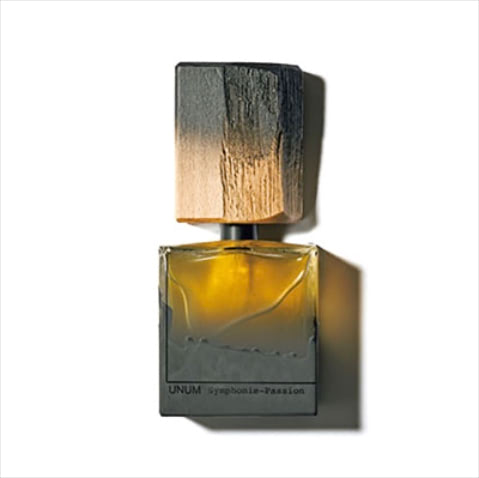 「香りの世界観をボトルに反映」UNUM シンフォニー パッション 100mL 29,700円／NOSE SHOP　音楽教育家のマルセル・デュプレが3年の歳月をかけ楽譜に書き起こした即興作品に捧げる香水。