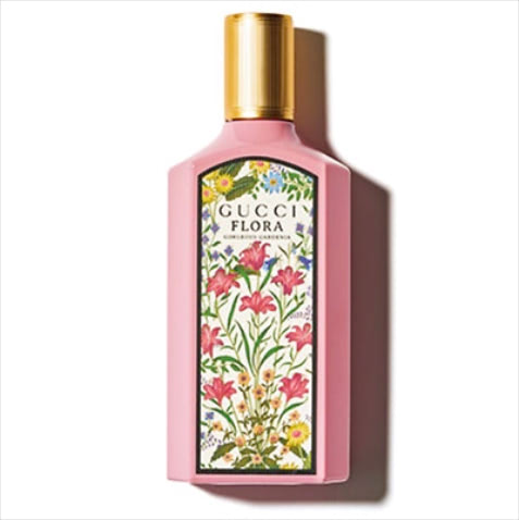 「ラッカー仕上げのピンクボトル」グッチ フローラ ゴージャス ガーデニア オードパルファム 100mL 17,380円／ブルーベル・ジャパン　アレッサンドロ・ミケーレが刷新したグッチのアイコニックなフローラパターンを、リブ加工紙でラベルづけ。