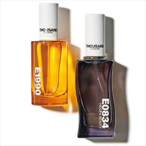 「バブル時代と平安時代」  〈右から〉E0834 HIDDEN BEAUTY 25mL 9,350円　祝いの儀式の際に、仁明天皇が調香した沈香の香りがベース。E1990 YOUTH DREAMS 25mL 9,350円　1990年、若者が夢を語り合ったセンター街。幼げな甘いにおいにアンバーとムスクを合わせ、大人の世界へと交差する様子を表現。／ともにサウザンドカラーズ（カラーズ）