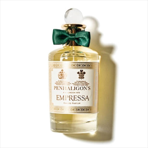 「19世紀ロンドンの女性像」  ペンハリガン エンプレッサ オードパルファム 100mL 31,900円／ブルーベル・ジャパン　19世紀にロンドンに運び込まれたパール、シルクやスパイス。きらびやかな装いで旅する当時の女性を彷彿。ヘッドノートは、とびきりフルーティ。やがて、ローズとネロリに彩られたフローラルノート。ドライダウンでは、ココア、アンバー、マルトールが、深みのあるウッドと交じり、ソフトで官能的な余韻を残す。