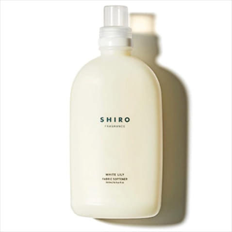 「お風呂上がりのような香り」ホワイトリリー ファブリックソフナー（濃縮タイプ） 500mL 2,750円／SHIRO　衣服をふんわりと仕上げるだけでなく、しっかりと香りづけまでしてくれる植物由来の柔軟剤。男女問わず使える、すっきりとした清潔感のあるホワイトリリー。