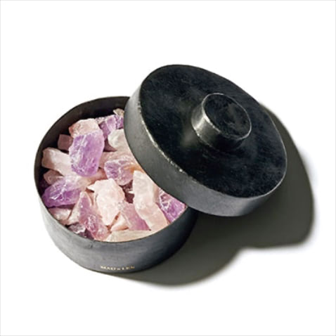 「ポプリタイプのルームフレグランス」MAD et LEN Flat Pot Pourri TOTEM ROSE medium 33,000円／フェートンフレグランスロングバー　天然石のアメシストにオイルをたらすことで香りが広がる。クローゼットなど閉鎖空間に置くといい。
