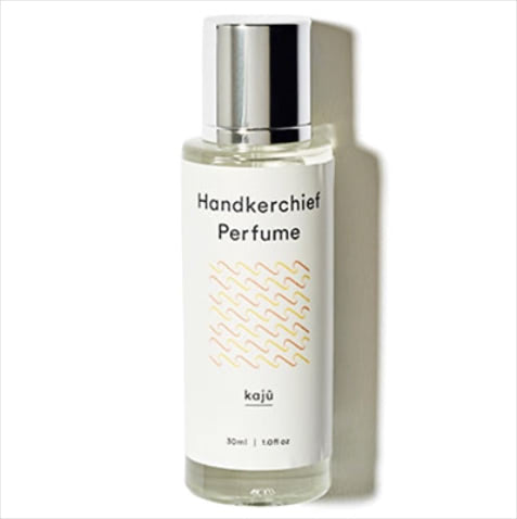 「使用頻度の高いハンカチにひと吹き」Handkerchief Perfume kaju 2,970円／motta　気分を切り替えてくれるハンカチ専用香水。使うたびにジューシーな果実がささやかに香る。