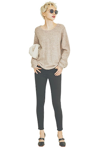「軽い色でボリュームニット」黒スキニーパンツ 7,700円／AZUL BY MOUSSY、バッグ 7,700円／THROW by SLY（ともにバロックジャパンリミテッド）　ニット 41,800円／BY MALENE BIRGER（S&T）　サングラス 47,520円／オリバーピープルズ（ルックスオティカジャパン カスタマーサービス）　パンプス 52,800円／KATIM　今から春先まで使える、淡い色みのルーズなニット。起毛感やずるっとしたフォルムのニット特有の重量感をおさえたいときは黒スキニーで