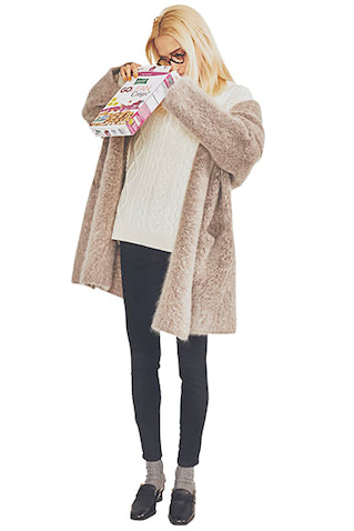 【顔まわりも華やぐ 立体的なフード仕様のショールカラー】 白ケーブルニット 23,100円／ユナイテッド アローズ（ユナイテッド アローズ 六本木ヒルズ店）　黒スキニーデニム 27,500円／ディーゼル　ニットガウン 35,200円／ガリャルダガランテ（ガリャルダガランテ 表参道店）　眼鏡 33,000円／アヤメ　ソックス 2,970円／パンセレラ（真下商事）　シューズ 48,400円／フォート（ハルミ ショールーム）