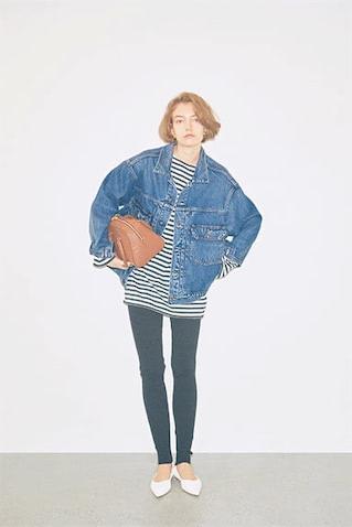 ラフなIラインに隙が欲しい >> メンズ風のサイジング　●ブルーオーバーデニムジャケット 30,800円／Levi’s® Made ＆ Crafted®（リーバイ・ストラウス ジャパン）　ボーダーTシャツ 10,780円／THE SHINZONE（Shinzone ルミネ新宿店）　ネイビーニットパンツ 14,300円／CASA FLINE（CASA FLINE表参道本店）　イヤリング 5,250円／アビステ　バッグ 27,500円／アルアバイル　パンプス 33,00
