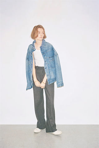 「さまになる肩がけ」に >> 気だるいドロップショルダー　●ブルーデニムジャケット 60,500円／THE NEWHOUSE（アーク インク）　白タンクトップ 7,700円／RHC（RHC ロンハーマン）　パンツ 12,400円／バナナ・リパブリック　ピアス 8,400円、〈右手〉ゴールドバングル 1,050円、〈左手〉ゴールドチェーンバングル 7,560円／以上アビステ　リング 9,900円／クレスターレ　スニーカー 9,900円／ムーンスター（ムーンスター カスタマーセンター）