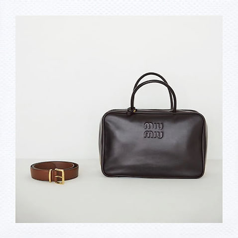 デニムを正すために「行儀よく」スモールレザー　●黒レザーボストンバッグ（23×34×2） 291,500円、ブラウンレザーベルト 63,800円／ともにミュウミュウ（ミュウミュウ クライアントサービス）※すべて予定価格　カーフレザーならではのなめらかな質感。王道なデニムルックを支えることはもちろん、ONにも活躍する予感。