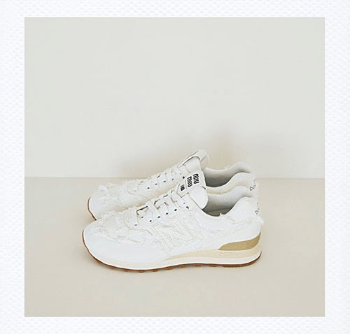 デニムに姿を変えた「あの名品」　●白デニムスニーカー（1.5） 95,700円（予定価格）／New Balance×MIU MIU（ミュウミュウ クライアントサービス）　 アイコニックな「574」のエッジを切りっぱなしのディテールで再解釈。白のほか、ネイビーとベージュの展開も。　※1/26～2/8、伊勢丹新宿店 本館1 階 ザ・ステージで開催中のポップアップストアにて先行発売中。