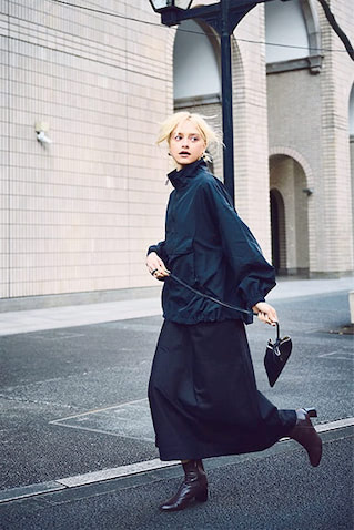 黒デニムをスカートに更新したことで、メンズライクな黒との合わせにかわいげが残る。足首がのぞく丈だから、ショートブーツで整えても足元がもたつかない。