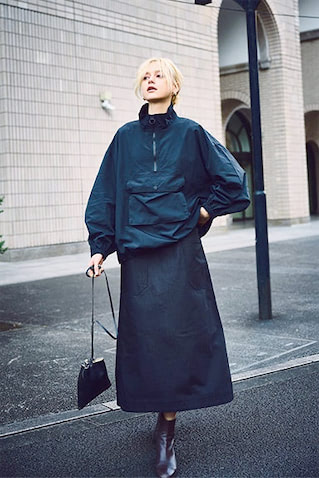 デニム＋ナイロンの乾いた質感どうしで　 ALL黒の重量感を軽減： 黒スカート 49,500円／STUDIO NICHOLSON（インコントロ）　黒プルオーバー 10,989円／SLY（バロックジャパンリミテッド）　ピアス 33,000円／SLY（バロックジャパンリミテッド）　太リング 26,400円／SYMPATHY OF SOUL -Style-（フラッパーズ）　黒ポーチ 22,000円／MARROW（４K）　ブーツ 35,200円／ファビオ ルスコーニ×レイ ビームス（レイ ビームス 新宿