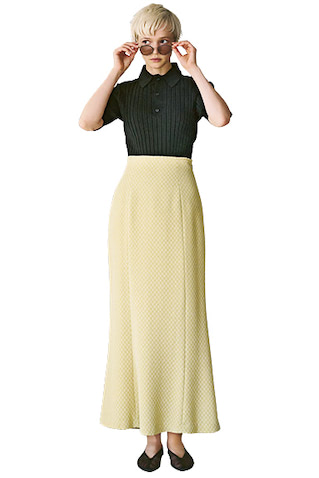 イエローペンシルスカート 19,800円／TODAYFUL（Life’s 代官山店）　黒ニットポロシャツ 30,800円／イレーヴ　サングラス 22,000円／A.D.S.R.（４K）　黒メッシュフラットパンプス 24,200円／カルチェグラム（デュプレックス）  遠くから見ると無地のような、極小の花のプリント。紳士な黒と真逆のテイストも、細身で統一することでちぐはぐに見えない。