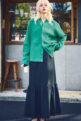 部分的にギャザーがあることで、 カラーニットの主張を分散できる： 黒スカート 25,300円／アストラット（アストラット 新宿店）　グリーンニットカーディガン 59,400円／SEYA（ジャーナル スタンダード ラックス 表参道店）　イヤリング 3,850円／CREDONA　黒レザーストラップパンプス 28,600円／カルチェグラム（デュプレックス）　シャリ感のある素材だから、深いグリーンニット×デザインスカートの個性派どうしもすっきり。