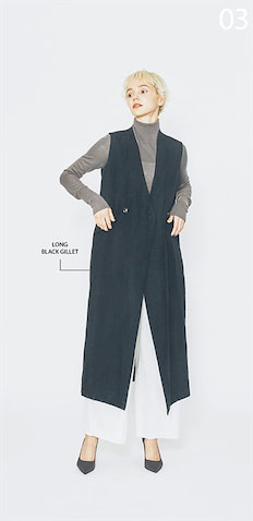 「長いジレをはおりフラットに寄せる」： 黒ジレワンピース 27,940円／uncrave WHITE（uncrave）　タートルニット 62,700円／knit bar（アイネックス）　チノタックワイドパンツ 28,600円／nagonstans　グレーパンプス 14,300円／ダイアナ（ダイアナ 銀座本店）　スリムなタートルとワイドパンツ。ほっそり＆ゆったりの組み合わせを、ロングジレでおおい直線的に。薄手の服がメインとなるこれからは、凹凸をつけるより「隠して流す」重ね方のほうがすっきり整う。