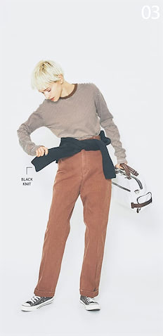 「ベルト風に黒ニットを腰巻き」： 腰に巻いたニットトップス 7,150円／M_/MOUSSY（バロックジャパンリミテッド）　ブラウンボーダーTシャツ 4,400円／Ungrid　ブラウンパンツ 24,200円／リーバイス® ビンテージ クロージング（リーバイ・ストラウス ジャパン）　バッグ 24,200円／ダブルスタンダードクロージング（フィルム）　ブラウンスニーカー 7,700円／コンバース（コンバースインフォメーションセンター）