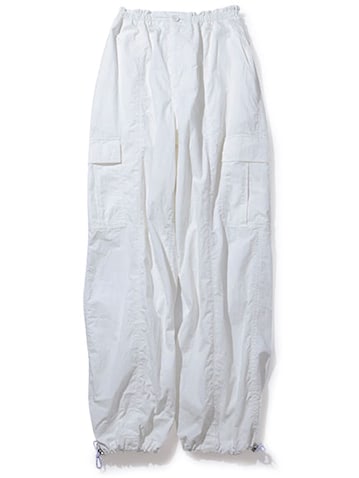 ☑テイストMIXのワントーンに 。白パンツ 15,400円／TODAYFUL（Life’s 代官山店）　「黒だとスポーティな印象を与えやすいナイロンパンツも、クリーンな白だと都会的。キレイめなトップスを持ってきて、異テイストのグラデーションを楽しみたい」（岩田槙子さん）