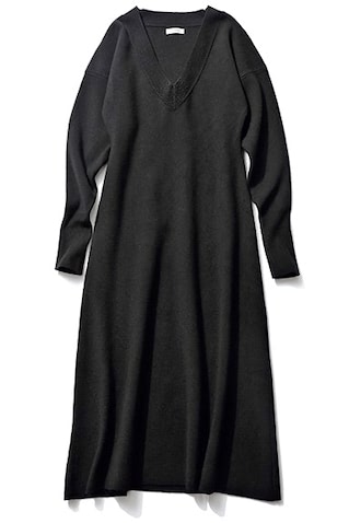 「顔まわりを明るく見せる深めV」： 9,900円／STYLEMIXER（バロックジャパンリミテッド）　スムースなミラノ風リブ。くびれぎみのウエストが女らしさに貢献。