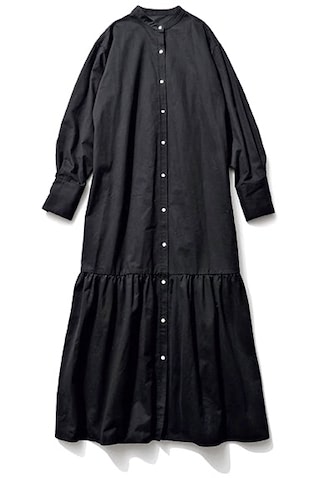 「すそだけのひかえめなティアード」： 11,000円／Ungrid　ボトルネックの端正な黒を、ひざ下にギャザーを入れて甘めに。ドロップショルダーでさらにリラックス。