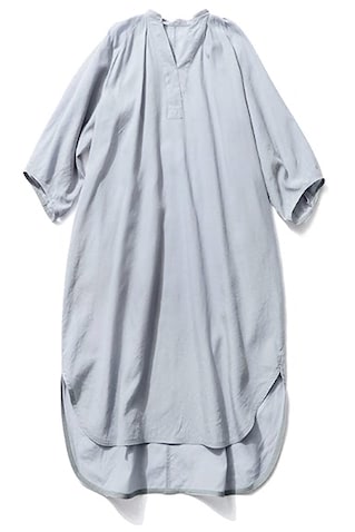 「ほんのりツヤのレーヨン混」： 39,600円／FLORENT　リネンにありがちなごわつきがなく、しなやか。わかりやすい前後差丈でボトムも重ねやすいのが魅力。