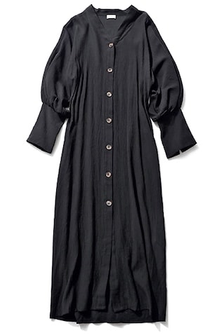 「やや広がりを持たせてIライン」： 49,500円／BY MALENE BIRGER（S&T）　ひざ下までのボタンでフロントがスリット風に開き、細身でも足さばきよく。