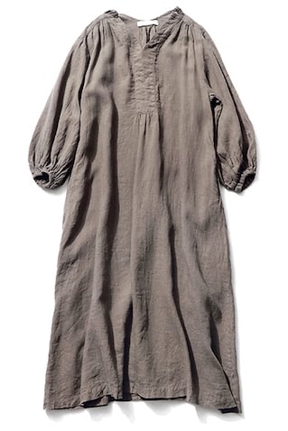「前後Ｖネックですっきりと」： 39,600円／R JUBILEE（ショールーム セッション）　存在感のあるオーバーサイズ。そで口はゴムで、まくってもぴたっと密着。