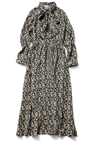 「ネイビーのベースカラーが甘さを軽減」： 12,980円／MOUSSY（バロックジャパンリミテッド）　胸元の共布リボンを取りはずし、ウエストベルトとしてもアレンジ可能。