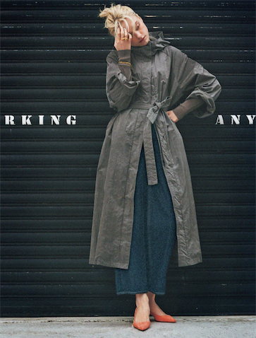 凜としつつもやさしく見えるグレーで女らしさも補塡。　●グレーナイロンコート 97,900円／ATON（ATON AOYAMA）　グレーシアーニット 19,800円／カオス（カオス表参道）　デニムパンツ 19,800円／BLACK BY MOUSSY（バロックジャパンリミテッド）　パンプス　33,000円／ピッピシック（RHC ロンハーマン）