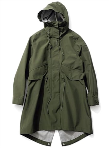 重心を引き上げる高めのネックとフード： カーキコート 64,900円／AIGLE（エーグルカスタマーサービス）　身ごろはやや細身のスマートなAライン。防水効果のあるゴアテックスで機能面も優秀。